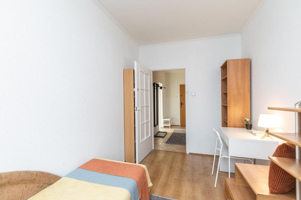 Room, Pirenejska 20 Cozy Rooms Varsovia Exterior foto